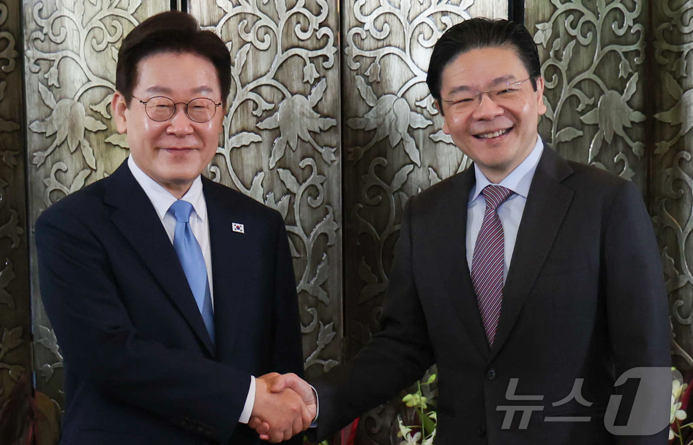(싱가포르=뉴스1) 허경 기자 = 싱가포르를 국빈 방문 중인 이재명 대통령과 로렌스 웡 싱가포르 총리가 2일(현지시간) 싱가포르 외교부에서 열린 정상회담에 앞서 기념촬영을 하고 있 …