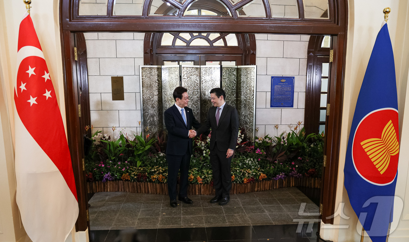 (싱가포르=뉴스1) 허경 기자 = 싱가포르를 국빈 방문 중인 이재명 대통령과 로렌스 웡 싱가포르 총리가 2일(현지시간) 싱가포르 외교부에서 열린 정상회담에 앞서 기념촬영을 하고 있 …