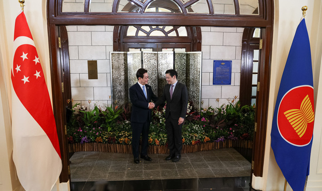 악수하는 이재명 대통령·로렌스 웡 총리