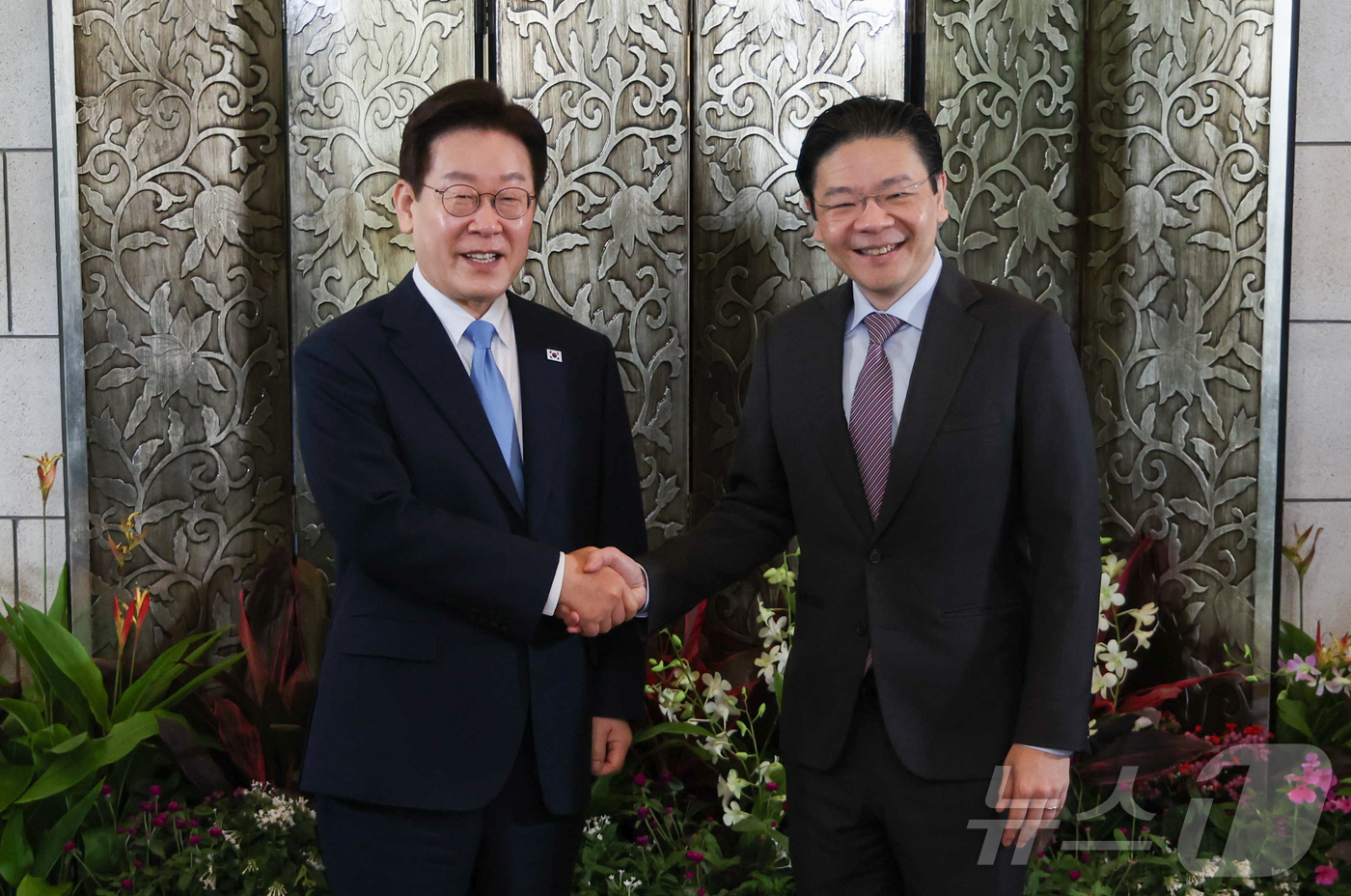 (싱가포르=뉴스1) 허경 기자 = 싱가포르를 국빈 방문 중인 이재명 대통령과 로렌스 웡 싱가포르 총리가 2일(현지시간) 싱가포르 외교부에서 열린 정상회담에 앞서 기념촬영을 하고 있 …