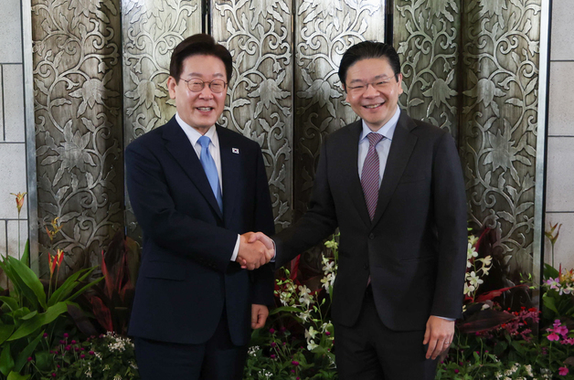 로렌스 웡 싱가포르 총리와 악수하는 이재명 대통령