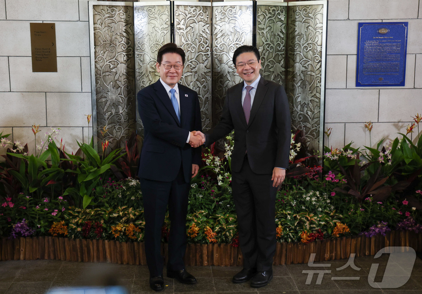 (싱가포르=뉴스1) 허경 기자 = 싱가포르를 국빈 방문 중인 이재명 대통령과 로렌스 웡 싱가포르 총리가 2일(현지시간) 싱가포르 외교부에서 열린 정상회담에 앞서 기념촬영을 하고 있 …