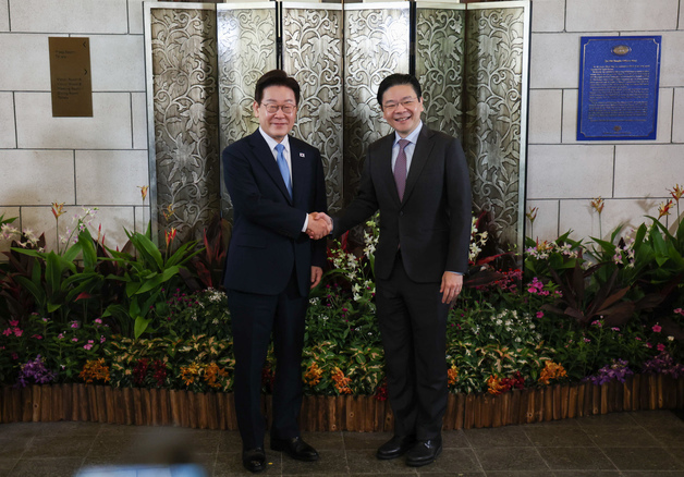 로렌스 웡 싱가포르 총리와 기념촬영 하는 이재명 대통령