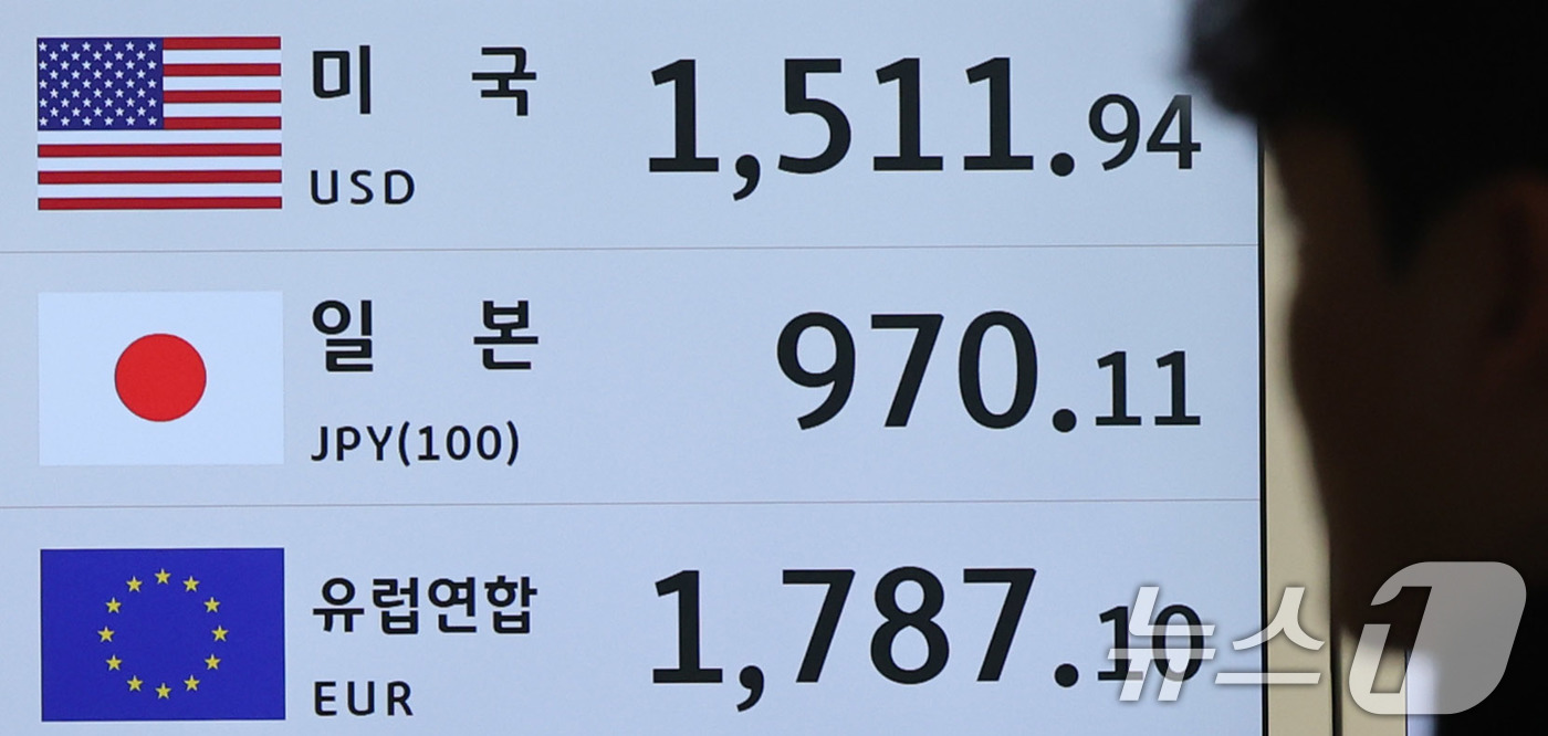 (인천공항=뉴스1) 박지혜 기자 = 2일 인천국제공항 환전소 전광판에 원·달러 환율 시세가 나타나고 있다.미국과 이스라엘을 상대로 이란이 보복에 나서며 중동 전쟁 리스크가 커지고 …