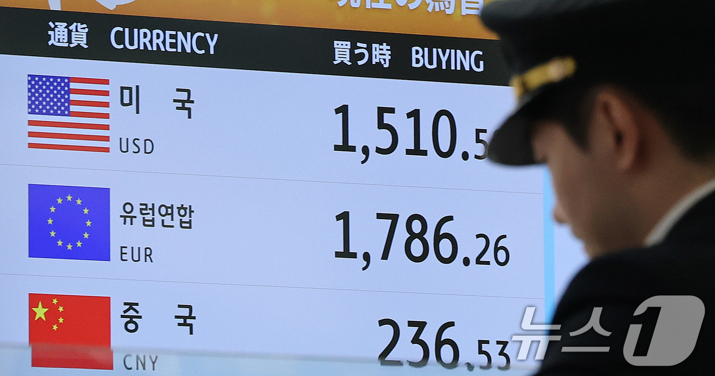 (인천공항=뉴스1) 박지혜 기자 = 2일 인천국제공항 환전소 전광판에 원·달러 환율 시세가 나타나고 있다.미국과 이스라엘을 상대로 이란이 보복에 나서며 중동 전쟁 리스크가 커지고 …