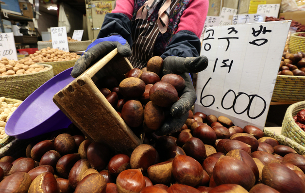 부럼 준비하는 상인