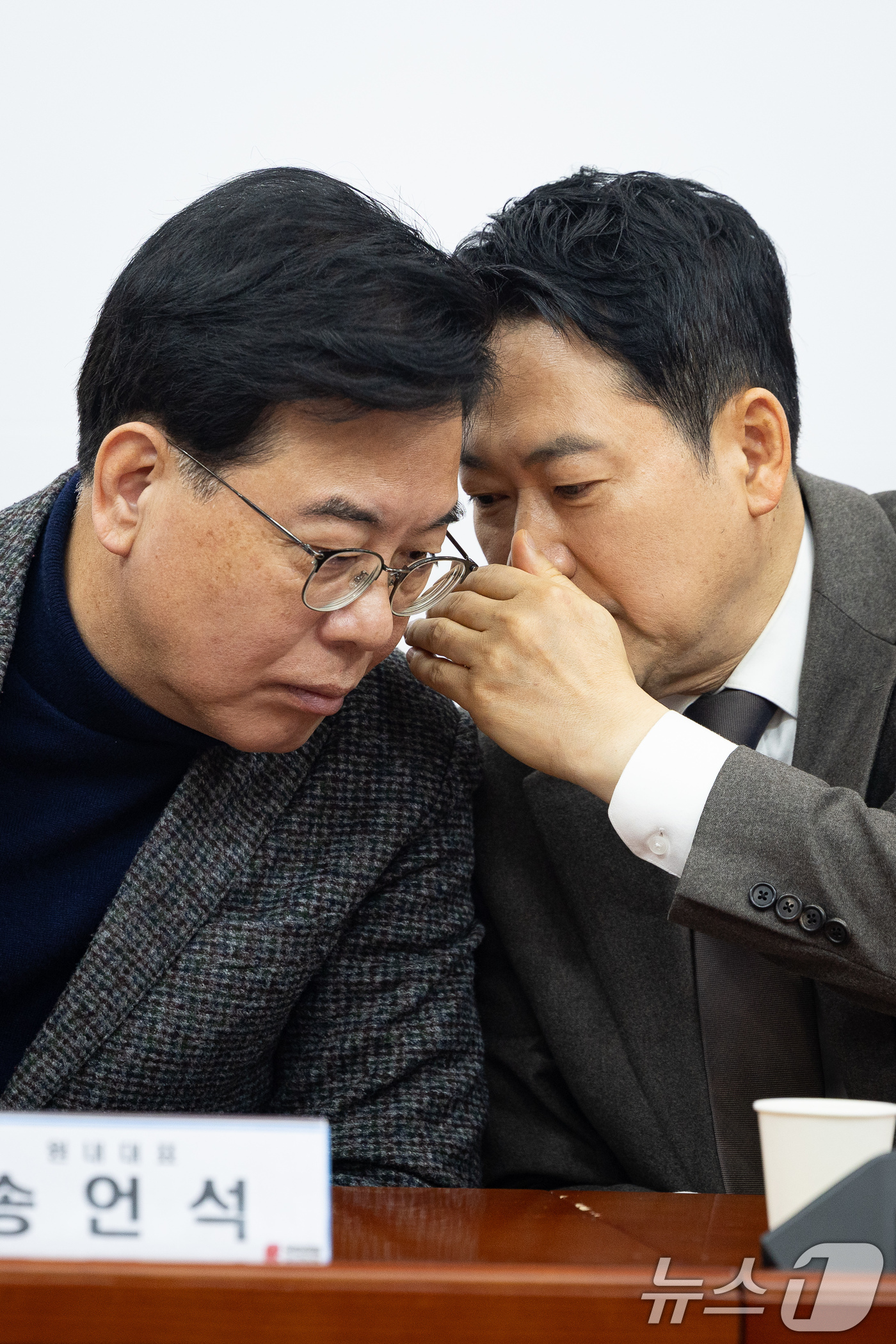 (서울=뉴스1) 유승관 기자 = 장동혁 국민의힘 대표와 송언석 원내대표가 2일 서울 여의도 국회에서 열린 최고위원회의에서 대화하고 있다. 2026.3.2/뉴스1