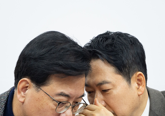 귀엣말 나누는 장동혁 대표와 송언석 원내대표