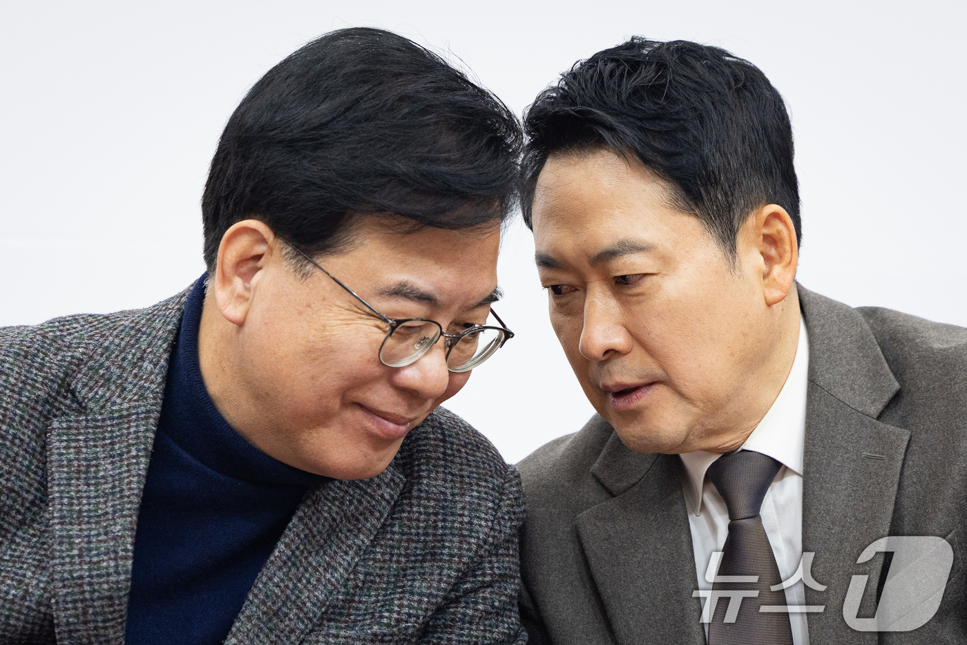 (서울=뉴스1) 유승관 기자 = 장동혁 국민의힘 대표와 송언석 원내대표가 2일 서울 여의도 국회에서 열린 최고위원회의에서 대화하고 있다. 2026.3.2/뉴스1