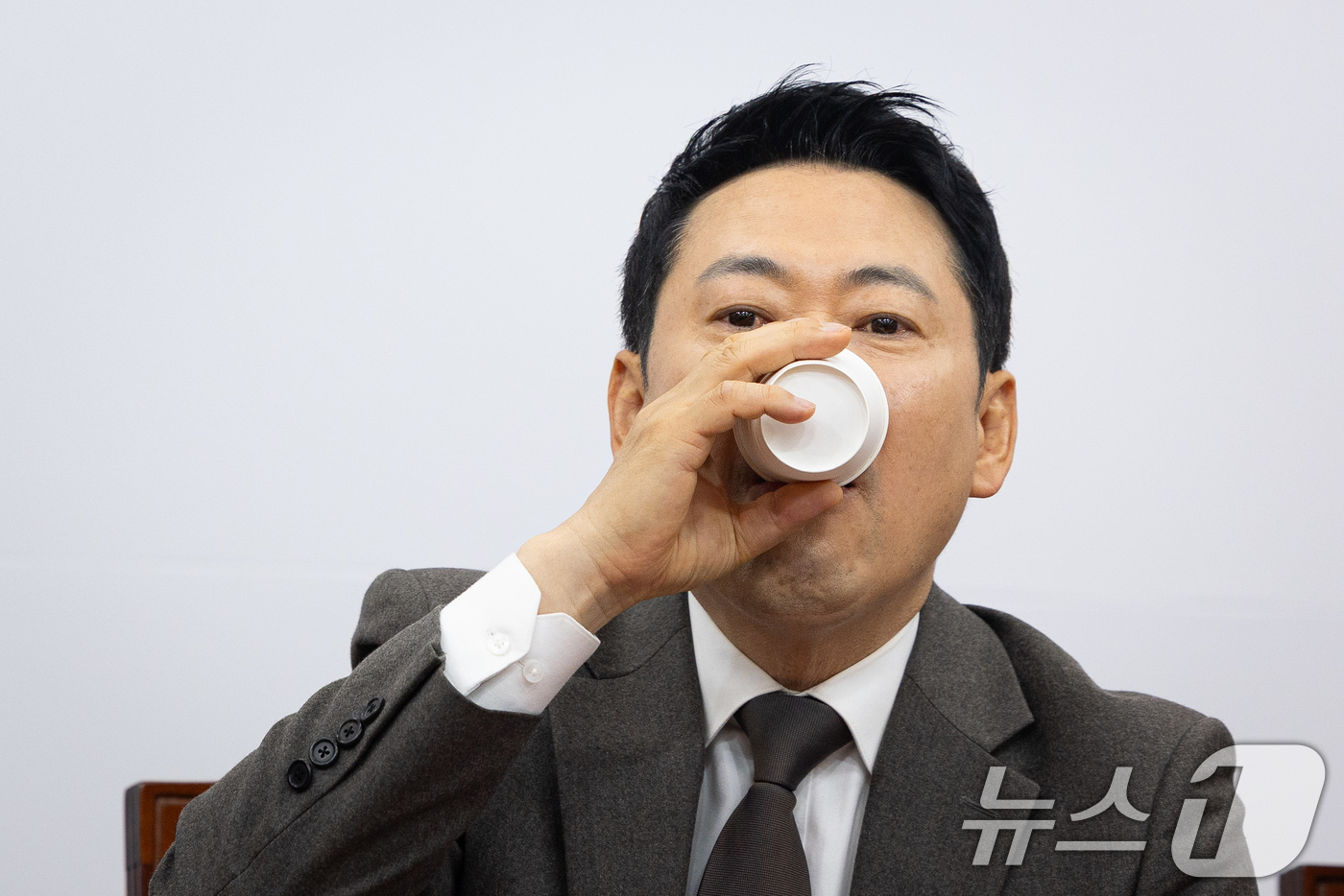 (서울=뉴스1) 유승관 기자 = 장동혁 국민의힘 대표가 2일 서울 여의도 국회에서 열린 최고위원회의에서 물을 마시고 있다. 2026.3.2/뉴스1