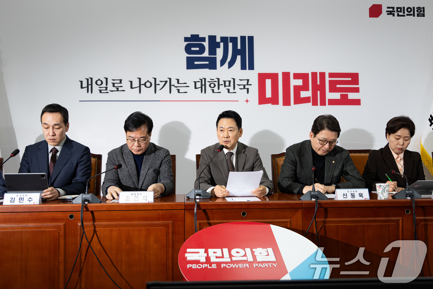 (서울=뉴스1) 유승관 기자 = 장동혁 국민의힘 대표가 2일 서울 여의도 국회에서 열린 최고위원회의에서 모두 발언을 하고 있다. 2026.3.2/뉴스1