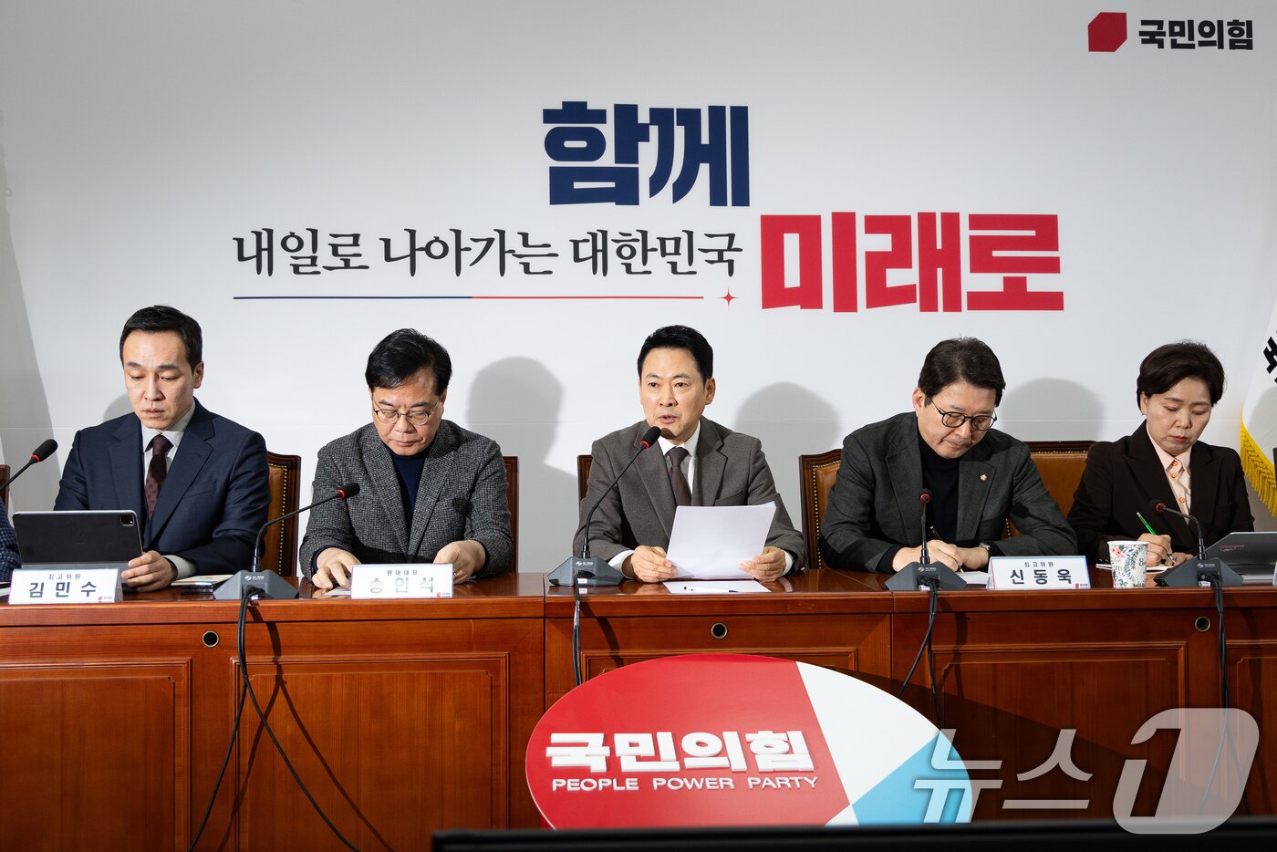 본문 이미지 - 장동혁 국민의힘 대표가 지난 2일 서울 여의도 국회에서 열린 최고위원회의에서 모두 발언을 하고 있다. 2026.3.2 ⓒ 뉴스1 유승관 기자