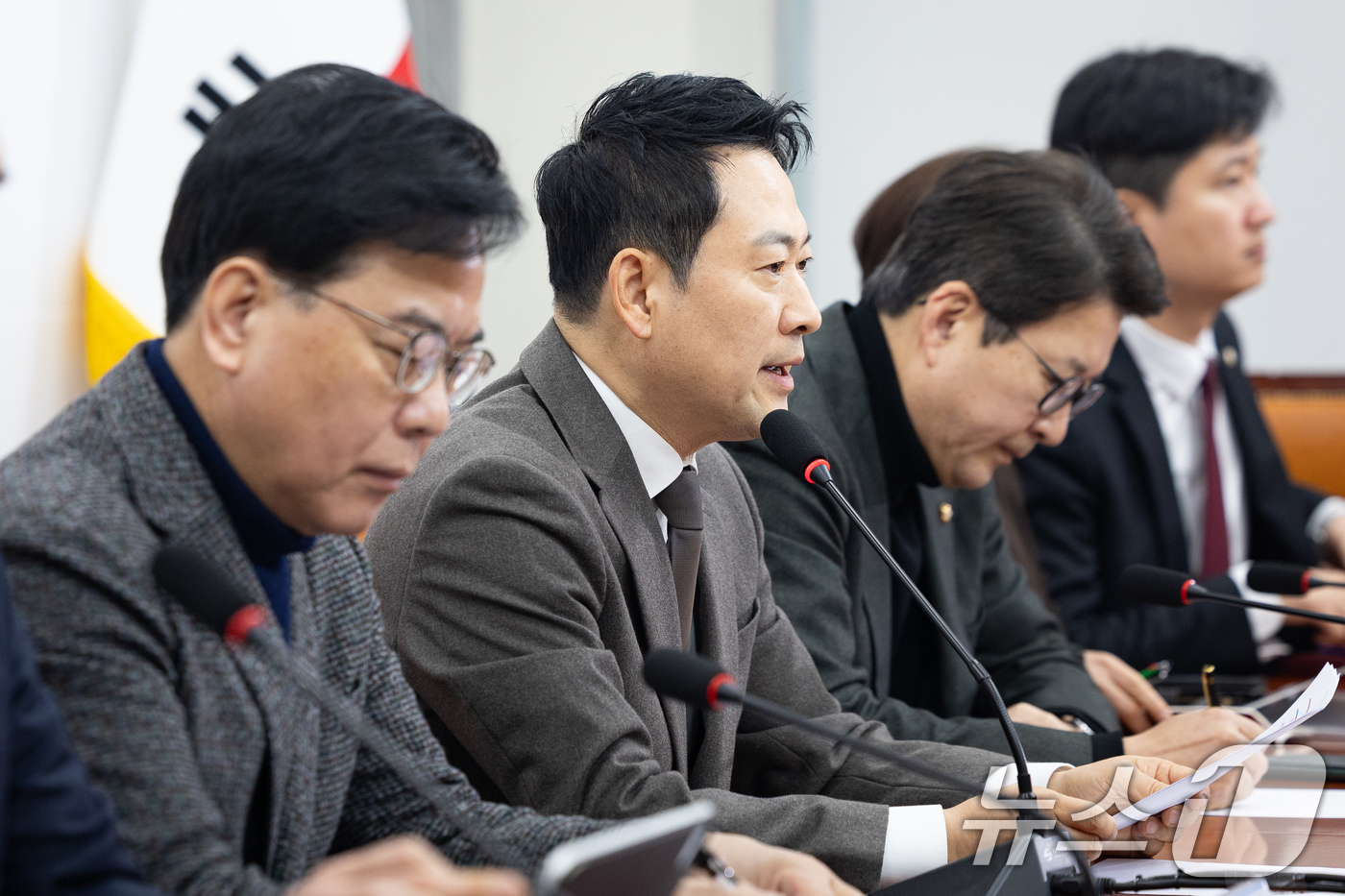 (서울=뉴스1) 유승관 기자 = 장동혁 국민의힘 대표가 2일 서울 여의도 국회에서 열린 최고위원회의에서 모두 발언을 하고 있다. 2026.3.2/뉴스1