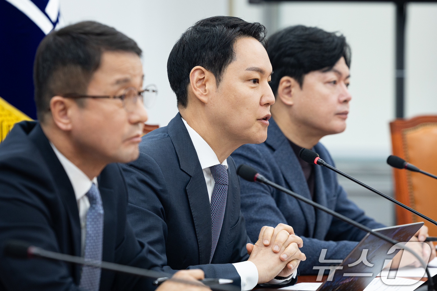 (서울=뉴스1) 유승관 기자 = 김한규 더불어민주당 원내정책수석부대표가 2일 서울 여의도 국회에서 열린 현안 기자간담회에서 취재진 질문에 답하고 있다. 2026.3.2/뉴스1