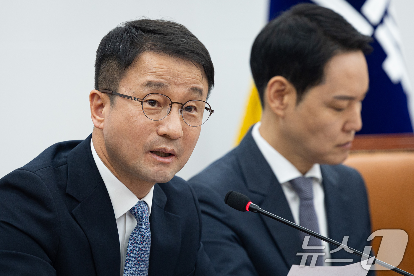 (서울=뉴스1) 유승관 기자 = 한병도 더불어민주당 원내대표가 2일 서울 여의도 국회에서 열린 현안 기자간담회에서 취재진 질문에 답하고 있다. 2026.3.2/뉴스1