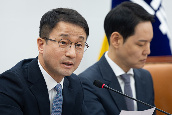 취재진 질문 답변하는 한병도 민주당 원내대표