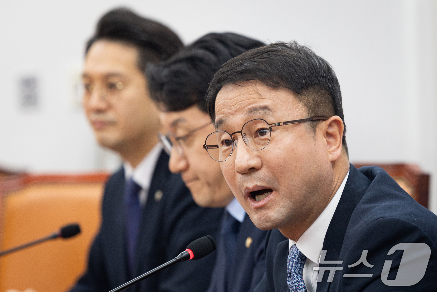 (서울=뉴스1) 유승관 기자 = 한병도 더불어민주당 원내대표가 2일 서울 여의도 국회에서 열린 현안 기자간담회에서 취재진 질문에 답하고 있다. 2026.3.2/뉴스1