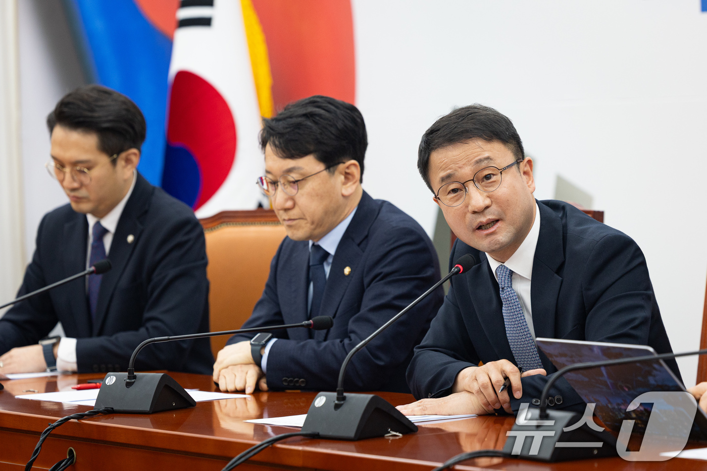 (서울=뉴스1) 유승관 기자 = 한병도 더불어민주당 원내대표가 2일 서울 여의도 국회에서 열린 현안 기자간담회에서 취재진 질문에 답하고 있다. 2026.3.2/뉴스1