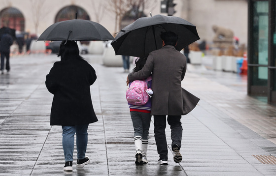 [오늘의 날씨] 경기(3일, 화)…대체로 흐리고 곳에 따라 눈