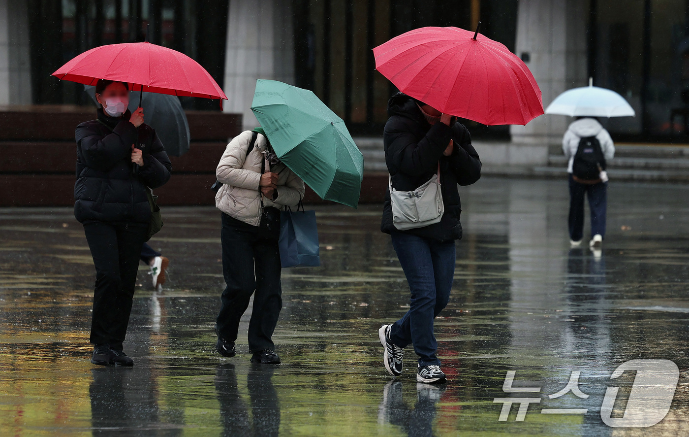 (서울=뉴스1) 구윤성 기자 = 전국 대부분의 지역에 비가 내린 2일 오전 서울 광화문광장에서 우산을 쓴 시민들이 걷고 있다. 2026.3.2/뉴스1