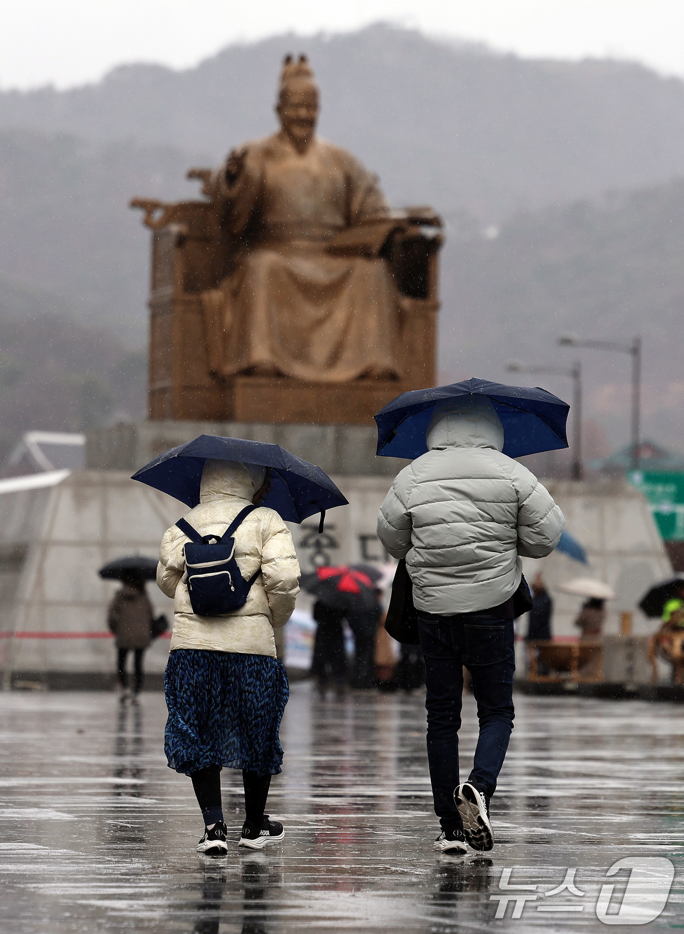(서울=뉴스1) 구윤성 기자 = 전국 대부분의 지역에 비가 내린 2일 오전 서울 광화문광장에서 우산을 쓴 시민들이 걷고 있다. 2026.3.2/뉴스1