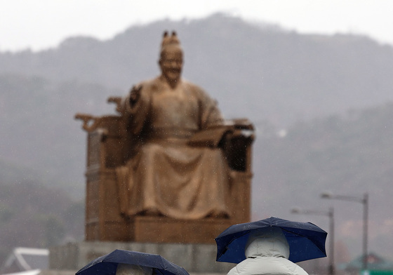 비바람에 다시 꺼낸 패딩