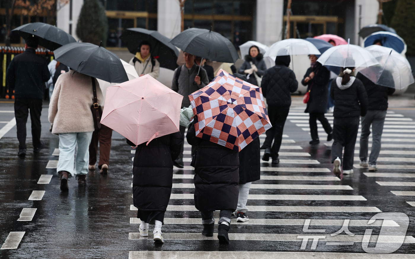 (서울=뉴스1) 구윤성 기자 = 전국 대부분의 지역에 비가 내린 2일 오전 서울 세종대로에서 우산을 쓴 시민들이 횡단보도를 건너고 있다. 2026.3.2/뉴스1