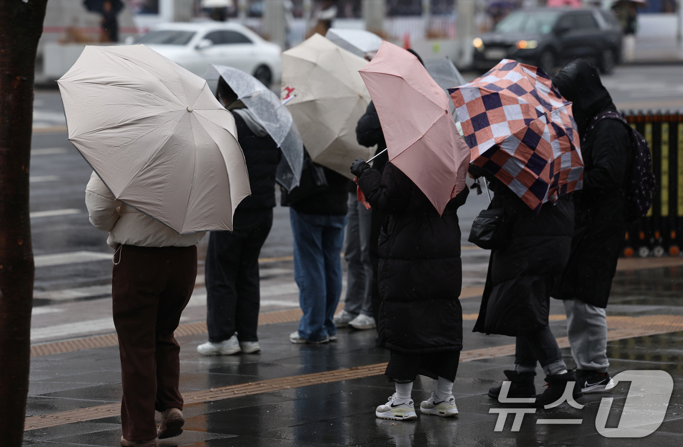 (서울=뉴스1) 구윤성 기자 = 전국 대부분의 지역에 비가 내린 2일 오전 서울 광화문광장에서 우산을 쓴 시민들이 횡단보도 신호를 기다리고 있다. 2026.3.2/뉴스1