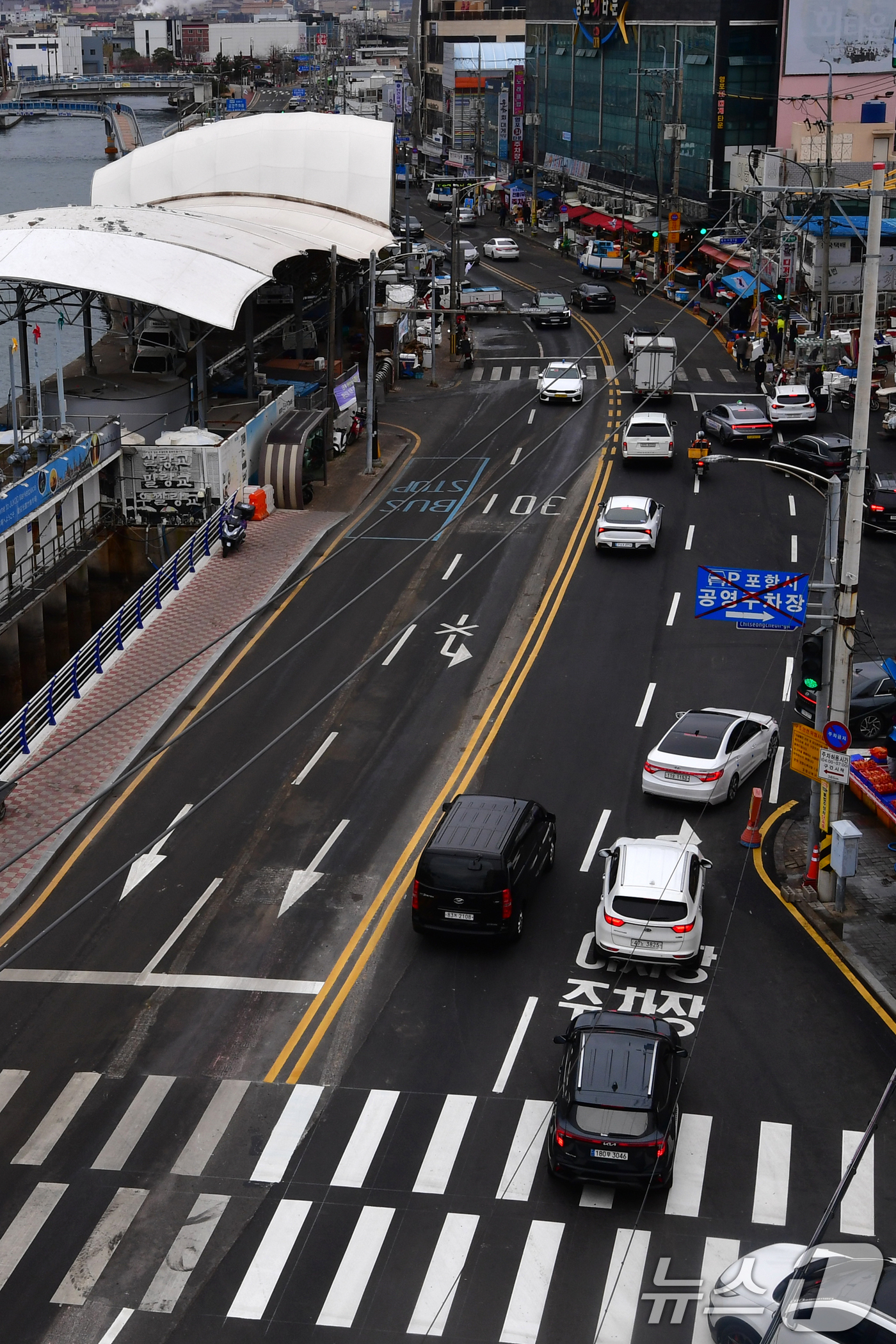 (포항=뉴스1) 최창호 기자 = 2일 경북 포항시 죽도시장 동빈교가 지반 침하 공사를 끝내고 지난달 28일 오후 2시 전면 개통된 가운데 양방향으로 차량들이 막힘없이 달리고 있다. …