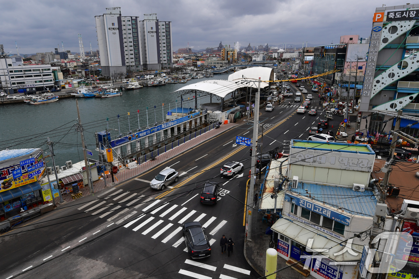 (포항=뉴스1) 최창호 기자 = 2일 경북 포항시 죽도시장 동빈교가 지반 침하 공사를 끝내고 지난달 28일 오후 2시 전면 개통된 가운데 양방향으로 차량들이 막힘없이 달리고 있다. …