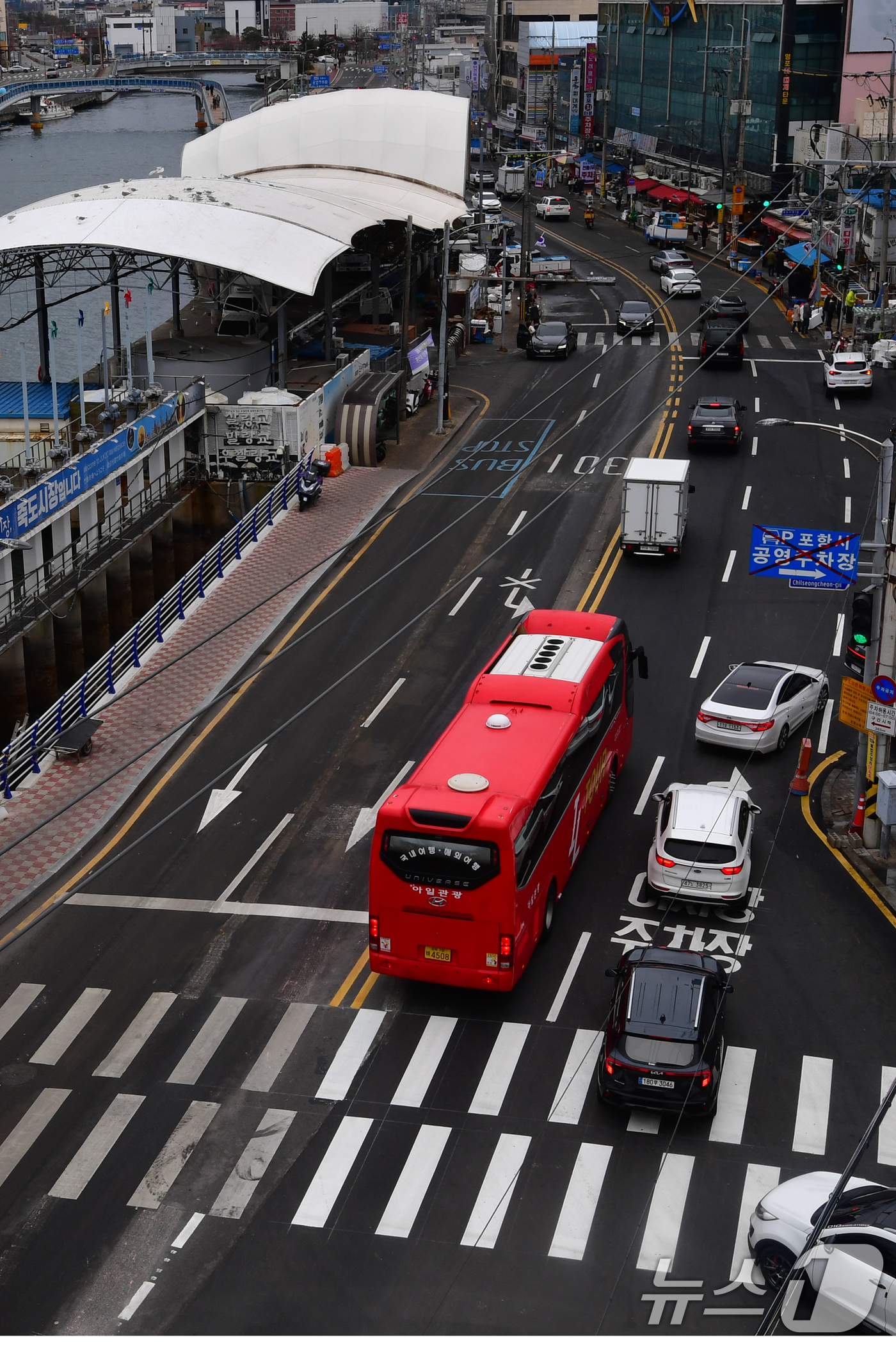 (포항=뉴스1) 최창호 기자 = 2일 경북 포항시 죽도시장 동빈교가 지반 침하 공사를 끝내고 지난달 28일 오후 2시 전면 개통된 가운데 양방향으로 차량들이 막힘없이 달리고 있다. …