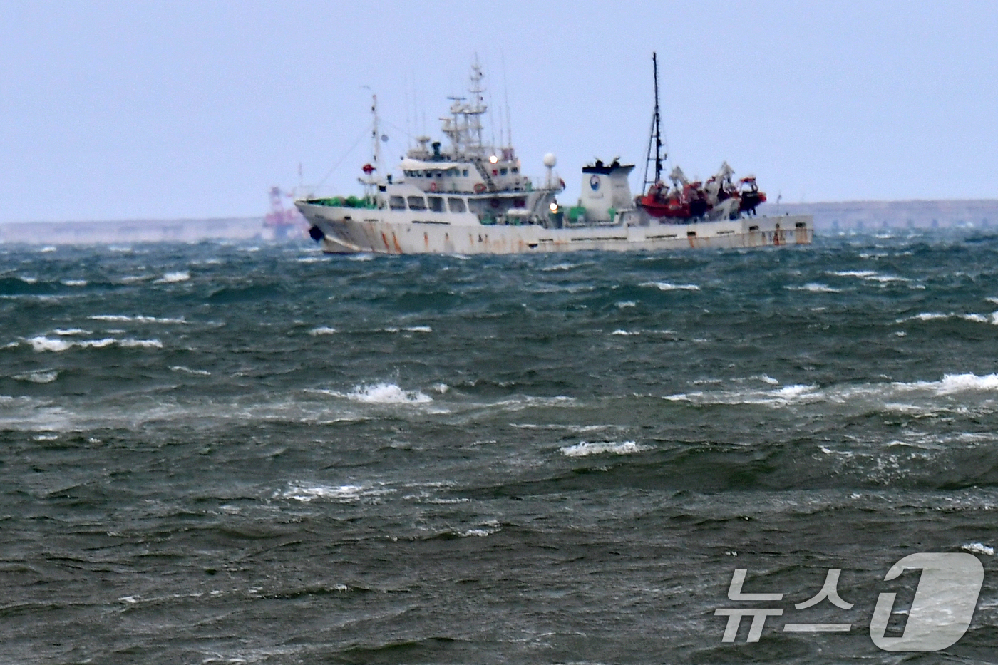 (포항=뉴스1) 최창호 기자 = 경북 동해안에 강풍주의보가 발령된 2일 오후 포항시 송도해수욕장 앞바다에서 파도가 밀려들고 있다.  2026.3.2/뉴스1