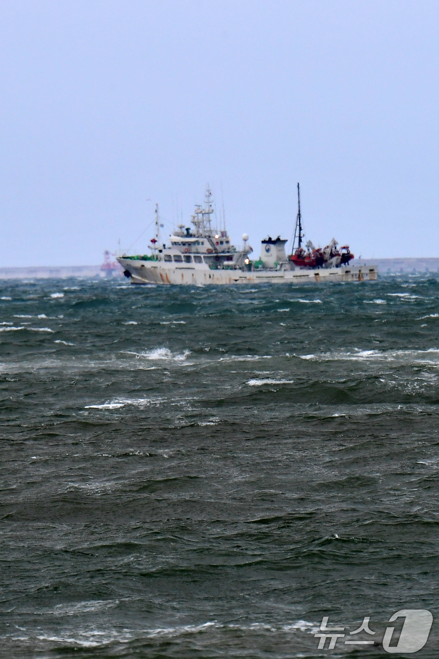 (포항=뉴스1) 최창호 기자 = 경북 동해안에 강풍주의보가 발령된 2일 오후 포항시 송도해수욕장 앞바다에서 파도가 밀려들고 있다. 2026.3.2/뉴스1