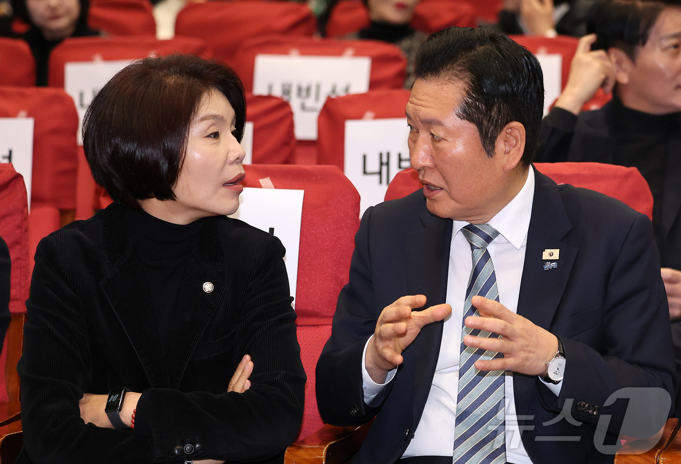 (서울=뉴스1) 김성진 기자 = 정청래 더불어민주당 대표가 2일 서울 여의도 국회의원회관에서 열린 '여성의 날 기념 2026 서울여성전진대회'에서 한정애 정책위의장과 대화하고 있다 …