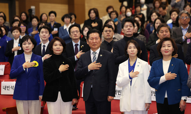 국기에 대한 경례하는 정청래 대표