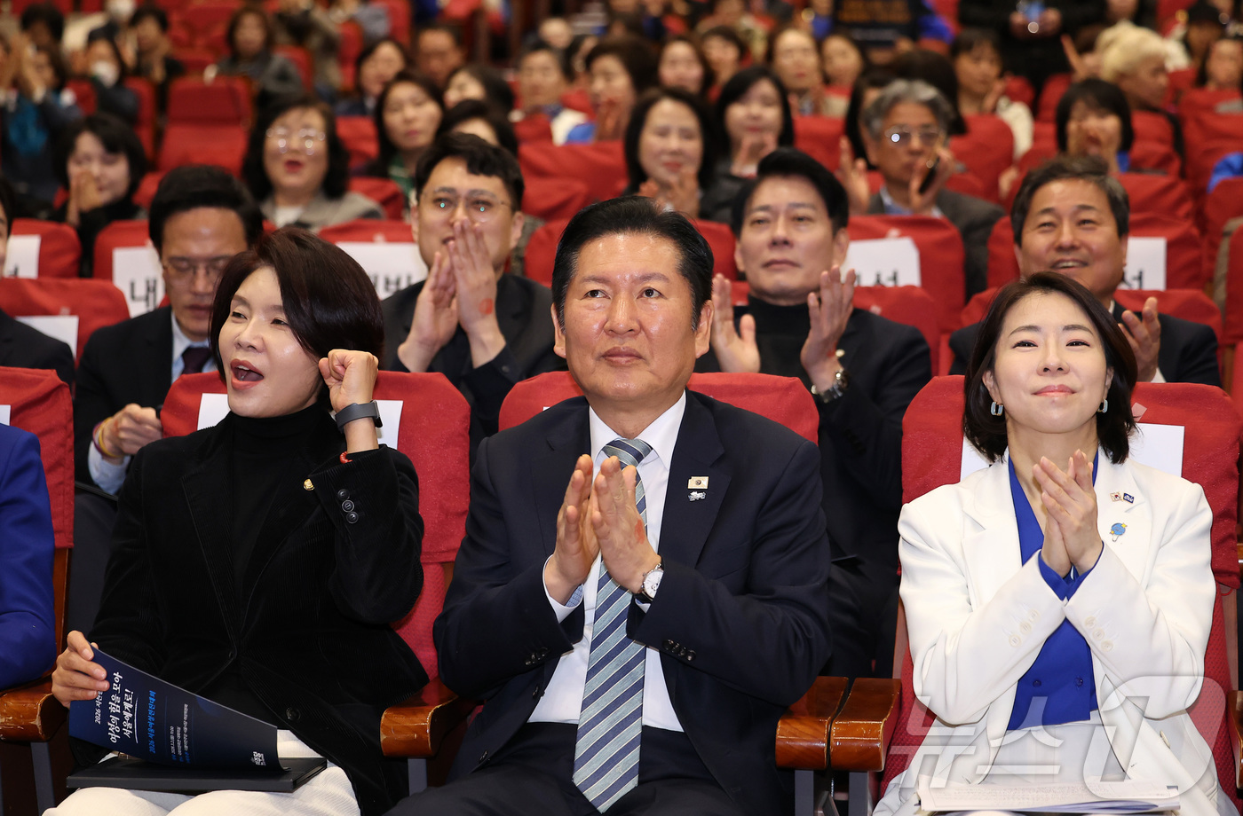 (서울=뉴스1) 김성진 기자 = 정청래 더불어민주당 대표가 2일 서울 여의도 국회의원회관에서 열린 '여성의 날 기념 2026 서울여성전진대회'에서 박수치고 있다. 2026.3.2/ …