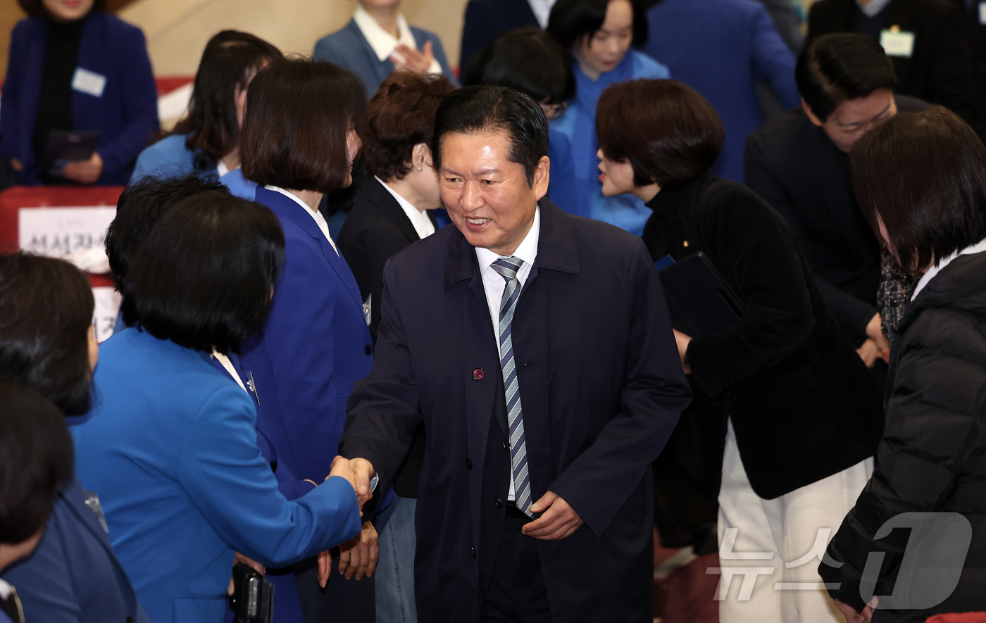 (서울=뉴스1) 김성진 기자 = 정청래 더불어민주당 대표가 2일 서울 여의도 국회의원회관에서 열린 '여성의 날 기념 2026 서울여성전진대회'에서 참석자들과 인사를 하고 있다. 2 …