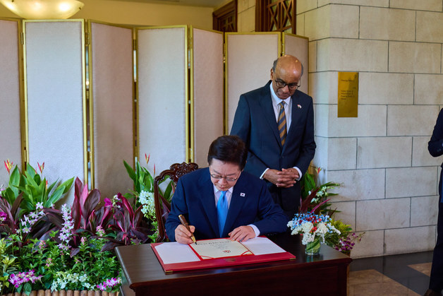 방명록 작성하는 이재명 대통령