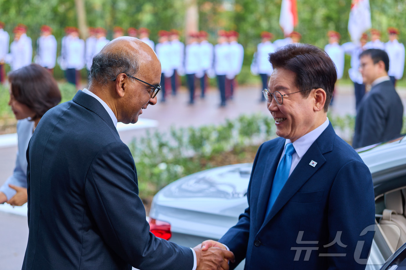 (싱가포르=뉴스1) 허경 기자 = 싱가포르를 국빈 방문 중인 이재명 대통령과 타르만 샨무가라트남 싱가포르 대통령이 2일 싱가포르 외교부에서 악수를 하고 있다. (공동취재) 2026 …