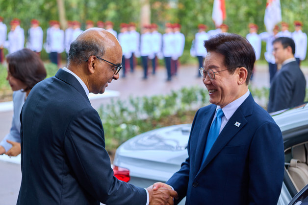 악수하는 이재명· 타르만 샨무가라트남 대통령