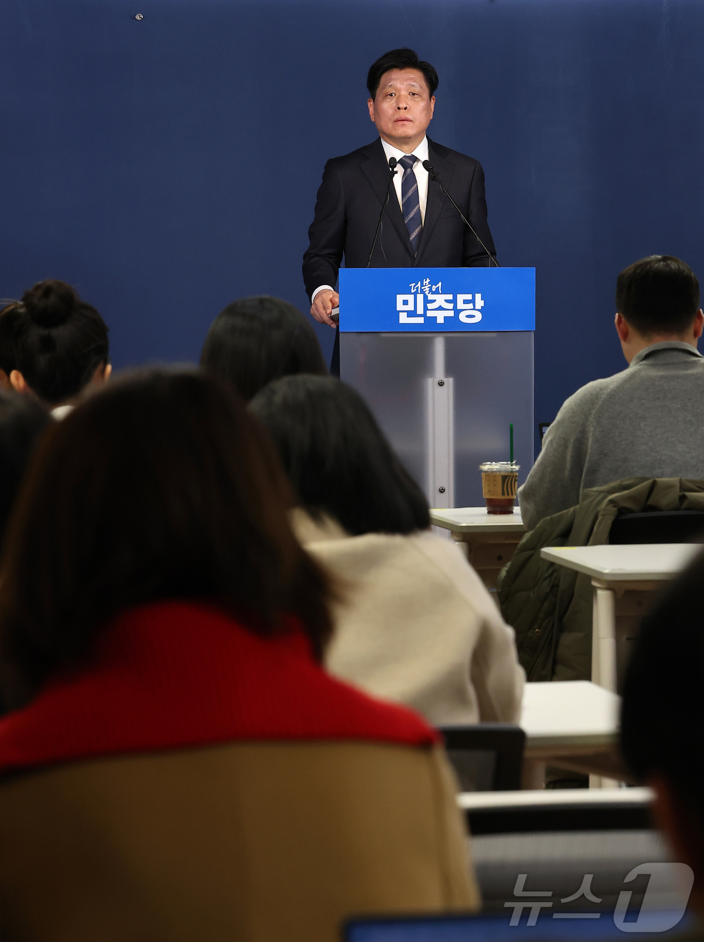 (서울=뉴스1) 김성진 기자 = 조승래 더불어민주당 중앙당 공천관리부위원장(사무총장)이 2일 서울 여의도 중앙당사에서 공천 심사 결과 발표를 마친 후 취재진의 질문에 답하고 있다. …