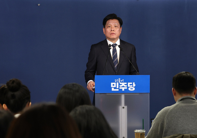 취재진 질문에 답하는 조승래 사무총장