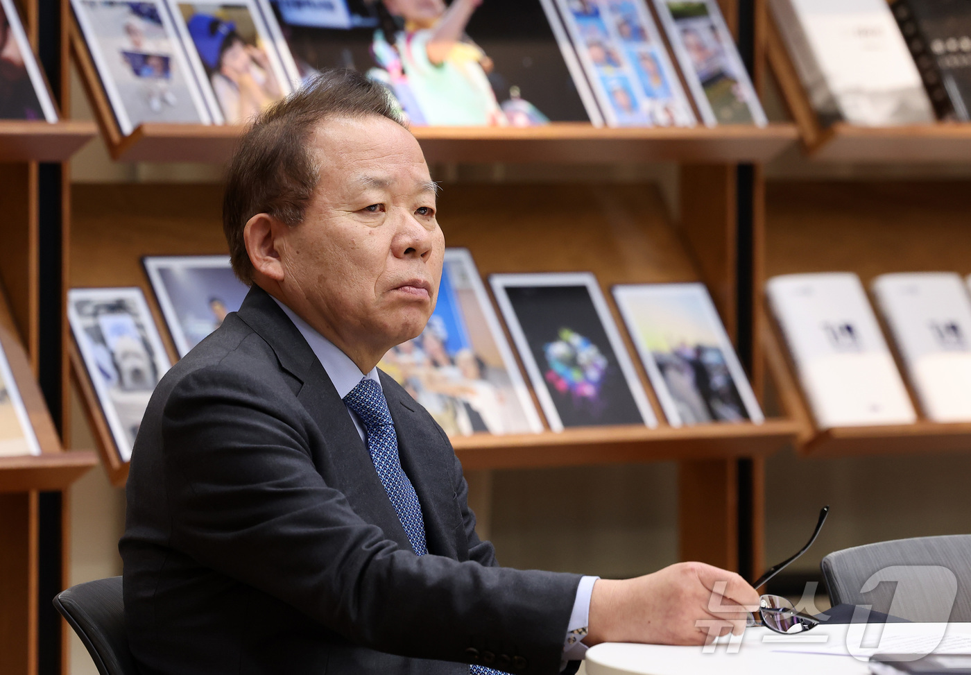 (서울=뉴스1) 김성진 기자 = 김이수 더불어민주당 중앙당 공천관리위원장이 2일 서울 여의도 중앙당사에서 공천 심사 결과 발표를 마친 후 생각에 잠겨 있다.  2026.3.2/뉴스 …