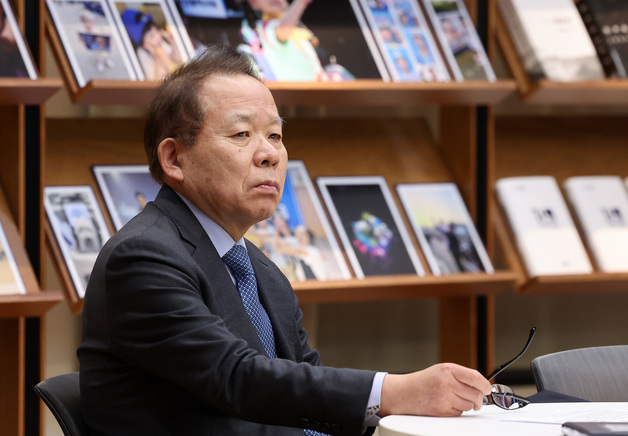 생각 잠긴 김이수 민주당 중앙당 공천관리위원장