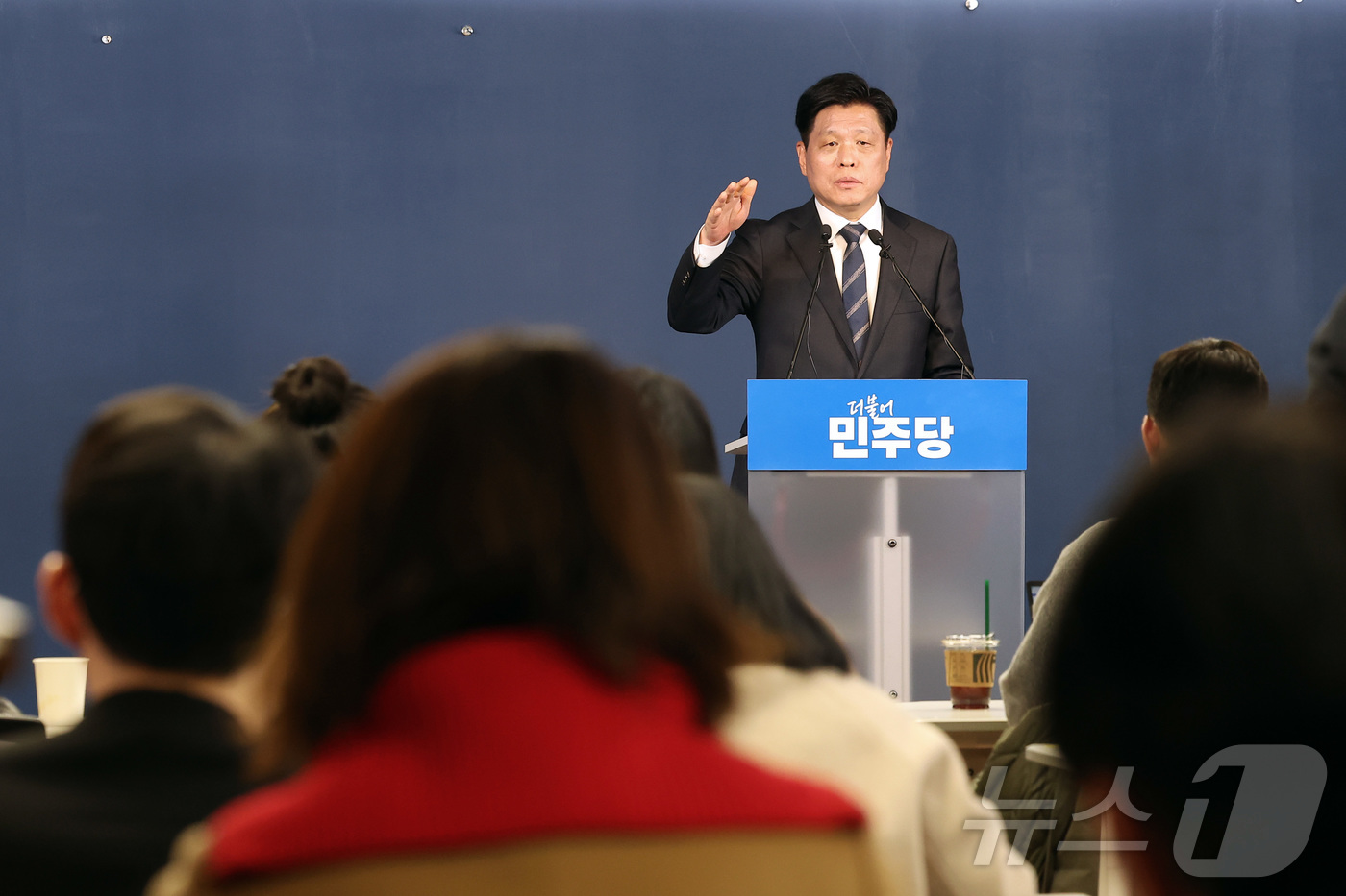 (서울=뉴스1) 김성진 기자 = 조승래 더불어민주당 중앙당 공천관리부위원장(사무총장)이 2일 서울 여의도 중앙당사에서 공천 심사 결과 발표를 마친 후 취재진의 질문에 답하고 있다. …