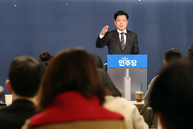 취재진 질문에 답하는 조승래 사무총장