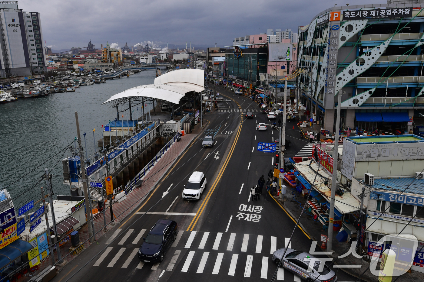 (포항=뉴스1) 최창호 기자 = 2일 경북 포항시 죽도시장 동빈교가 지반 침하 공사를 끝내고 지난달 28일 오후 2시 전면 개통된 가운데 양방향으로 차량들이 막힘없이 달리고 있다. …
