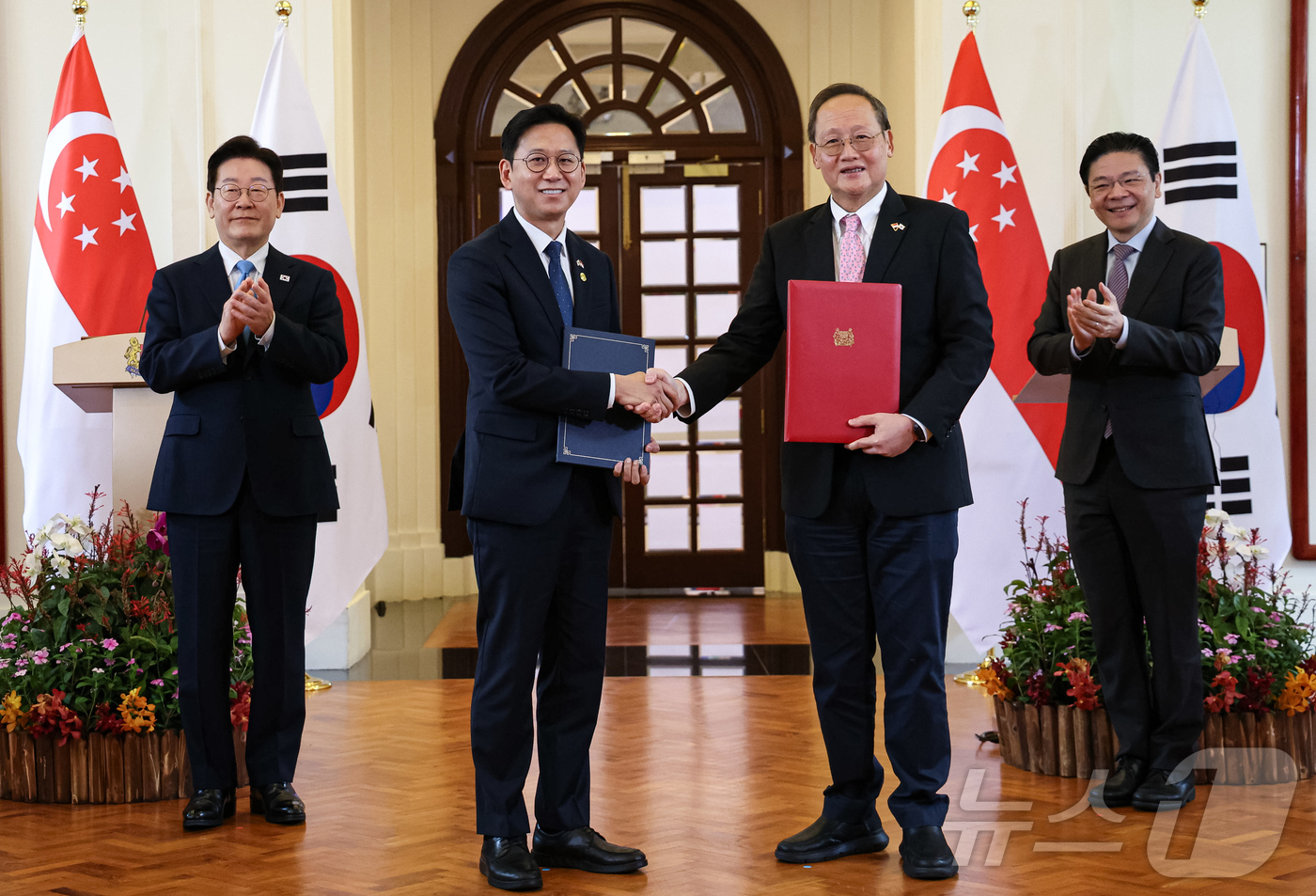 (싱가포르=뉴스1) 허경 기자 = 배경훈 부총리 겸 과학기술정보통신부 장관과 탄 시 렝 통상산업부 에너지·과학기술 담당 장관이 2일(현지시간) 싱가포르 외교부에서 이재명 대통령과 …