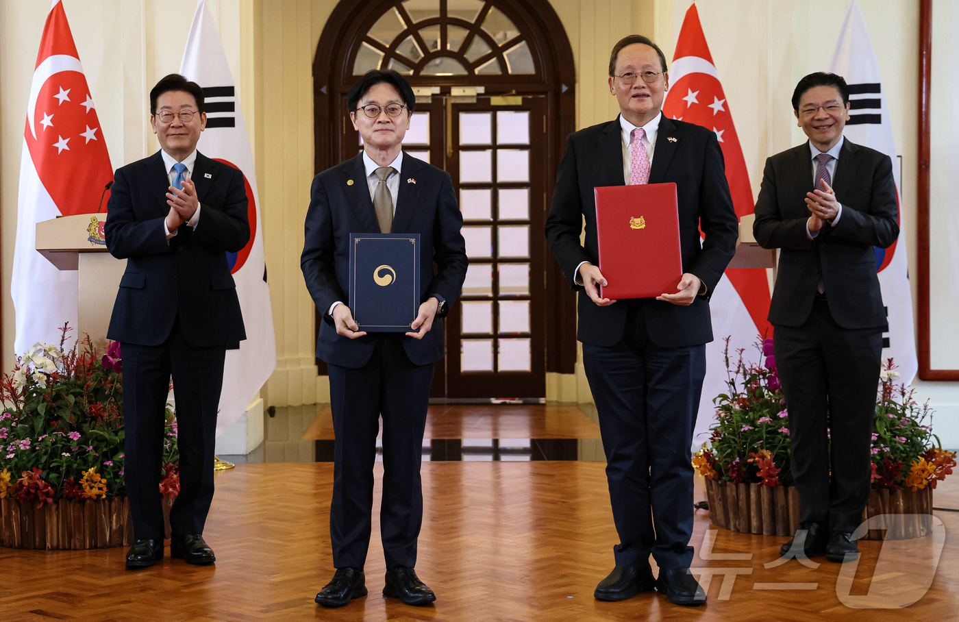 (싱가포르=뉴스1) 허경 기자 = 김정관 산업통상부 장관과 탄 시 렝 통상산업부 에너지·과학기술 담당 장관이 2일(현지시간) 싱가포르 외교부에서 이재명 대통령과 로렌스 웡 싱가포르 …