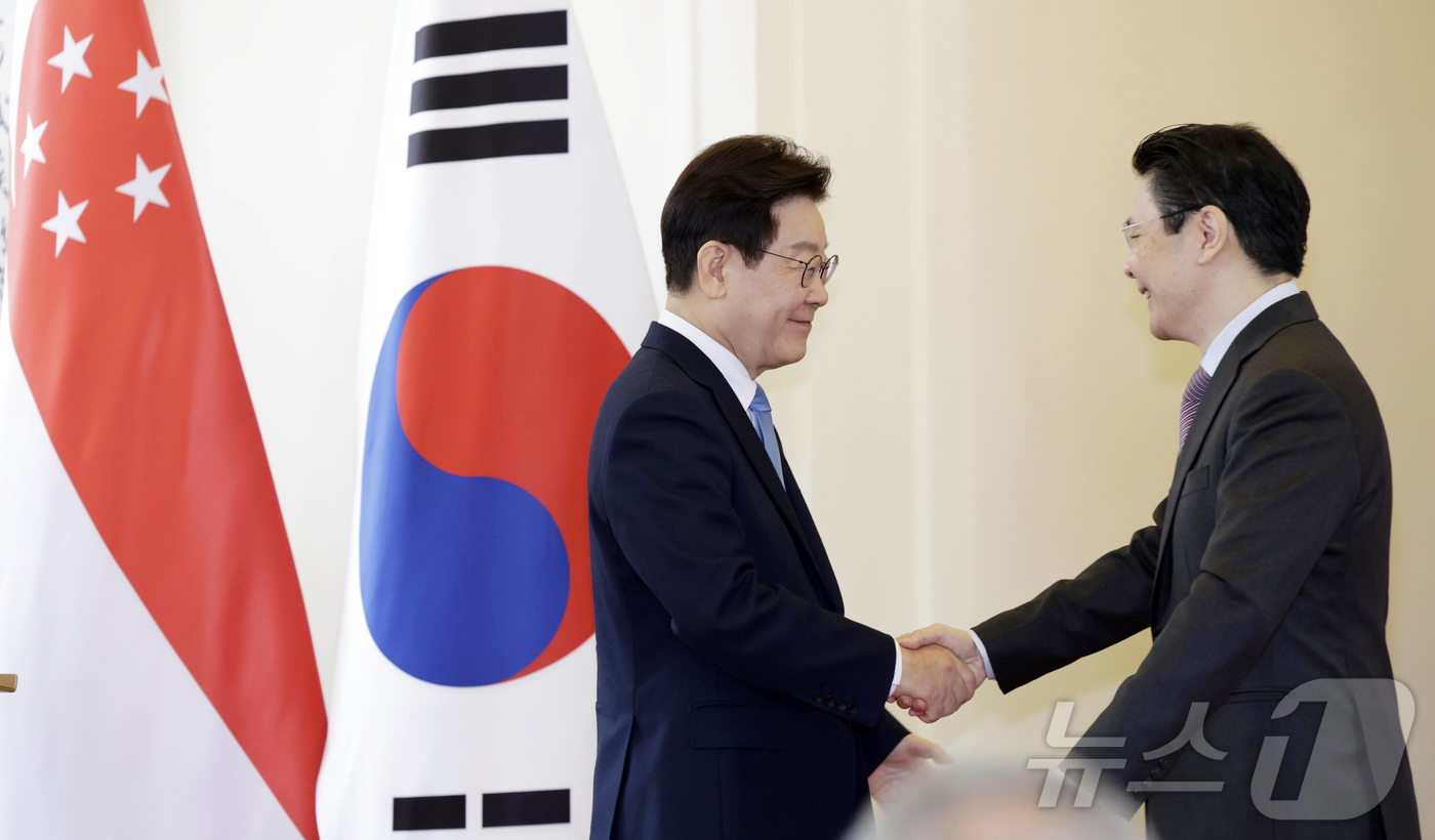 (싱가포르=뉴스1) 허경 기자 = 싱가포르를 국빈 방문 중인 이재명 대통령과 로렌스 웡 싱가포르 총리가 2일(현지시간) 싱가포르 외교부에서 공동언론발표를 마친 후 악수하고 있다. …